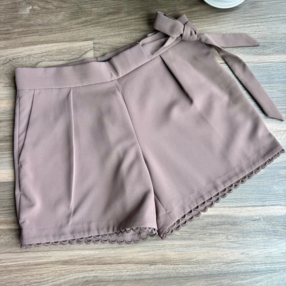 Banana Republic Taupe Side Tie-Waist Pleated Lace-Trim Tailored Shorts – Size 6 - Picture 15 of 15